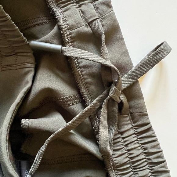 Lululemon Men’s Linerless Running Shorts Size S Olive Green - Picture 5 of 7